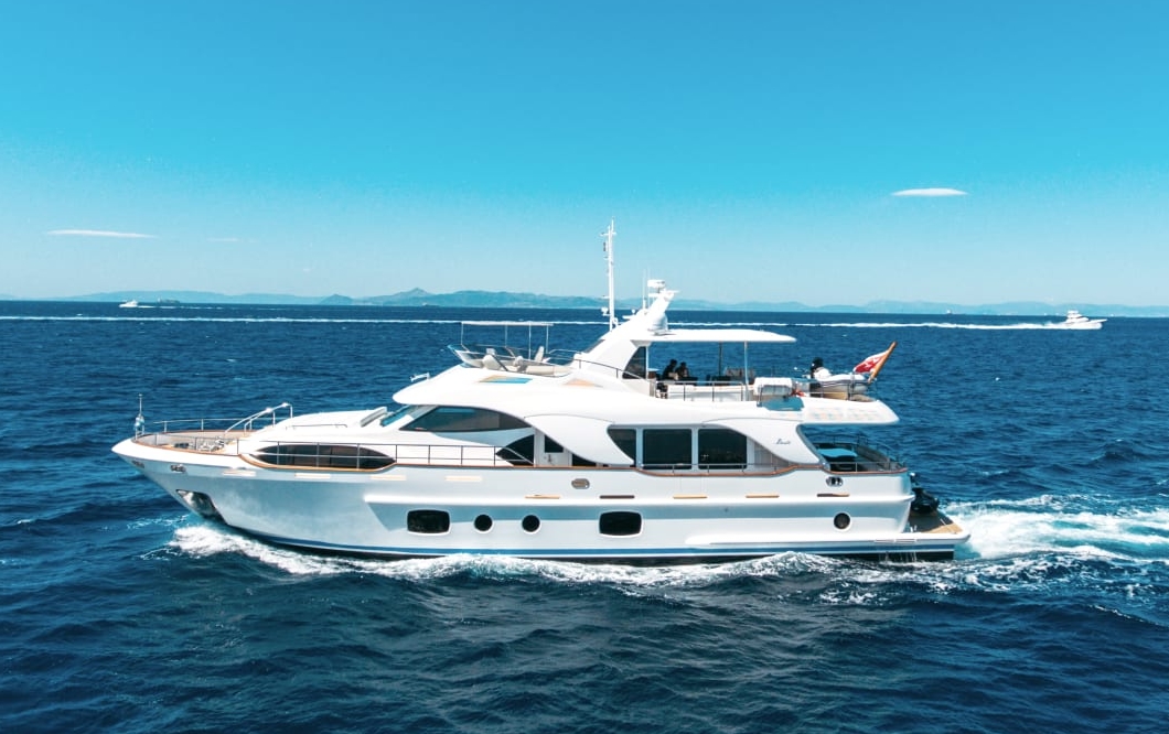 01_BENETTI85Legend_ext_cruising1