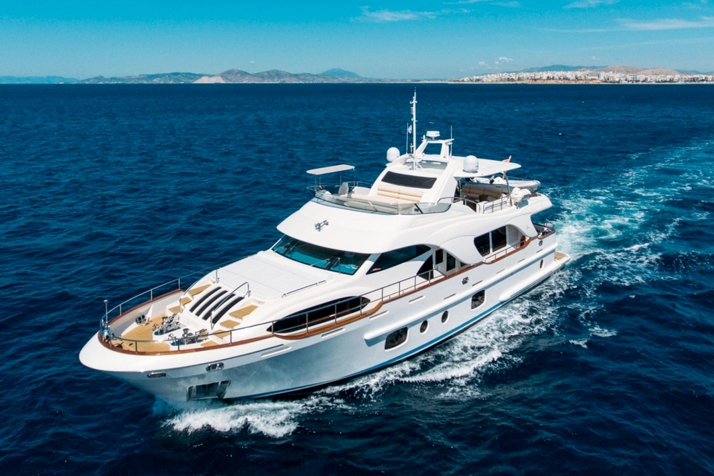 02_BENETTI85Legend_ext_cruising2