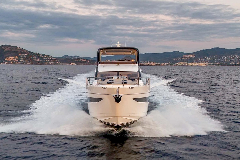 02_PRINCESSY72_ext_cruising2