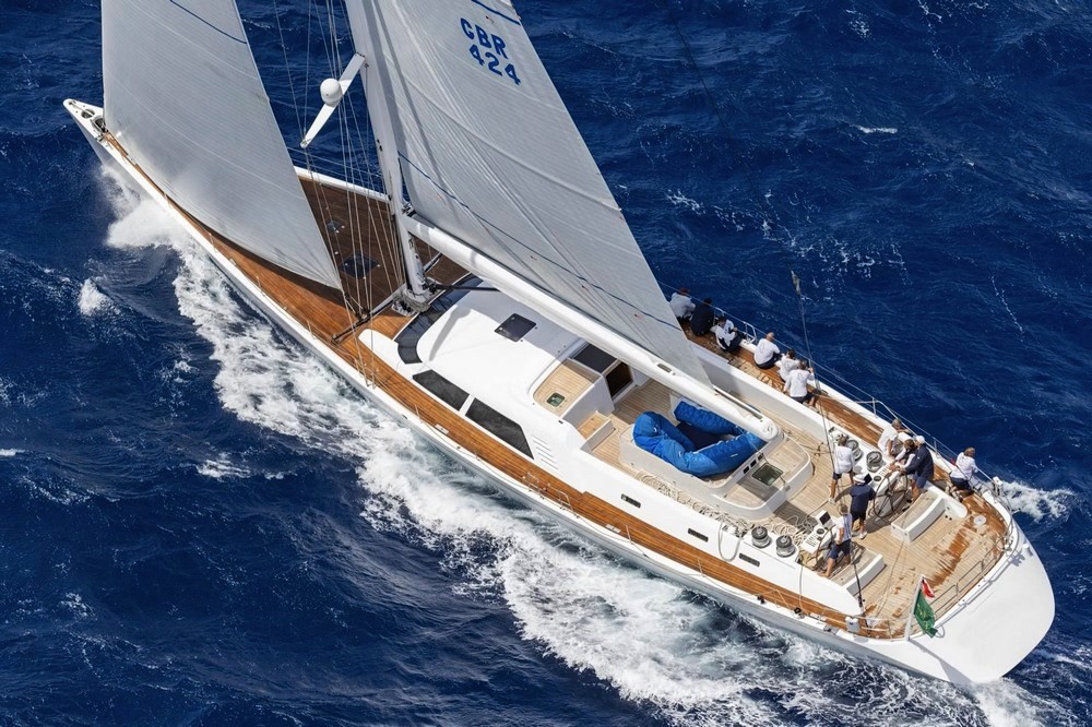 02_WALLY100_ext_cruising2