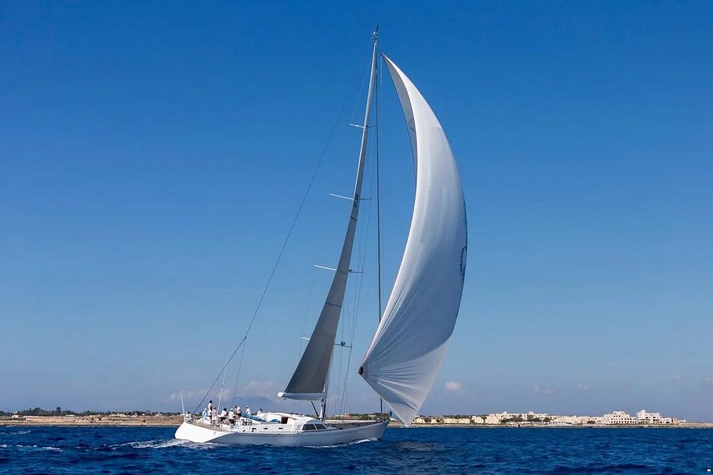 06_WALLY100_ext_cruising6