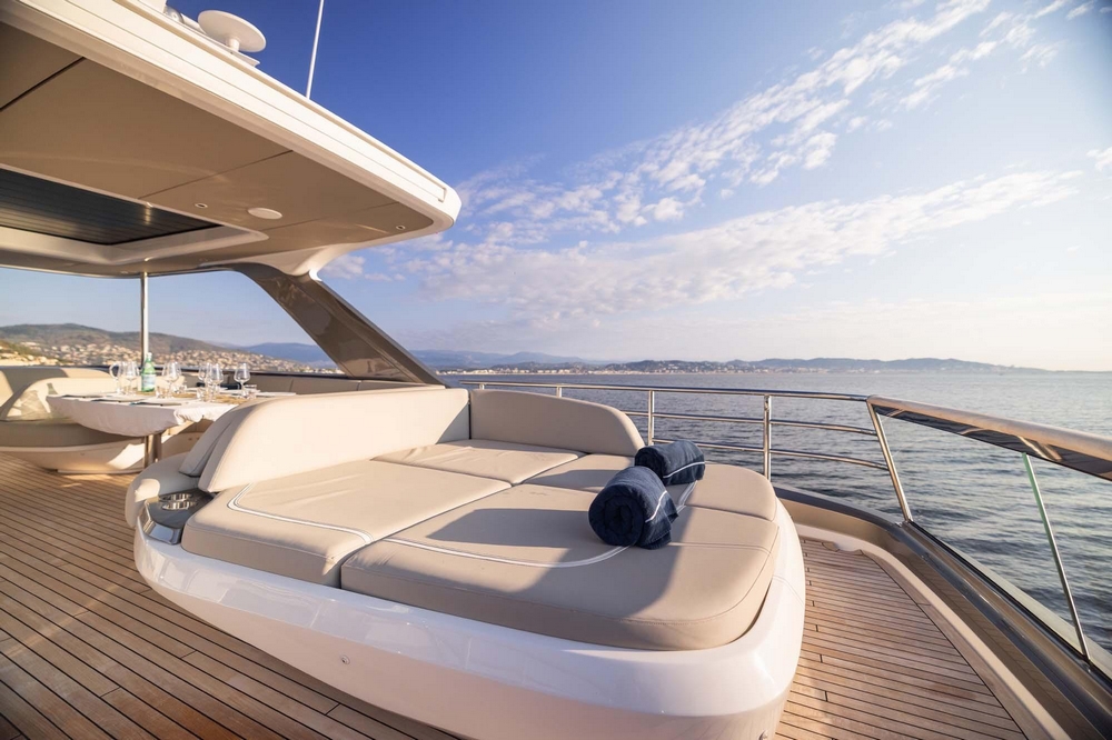 07_PRINCESSY72_ext_flybridge2