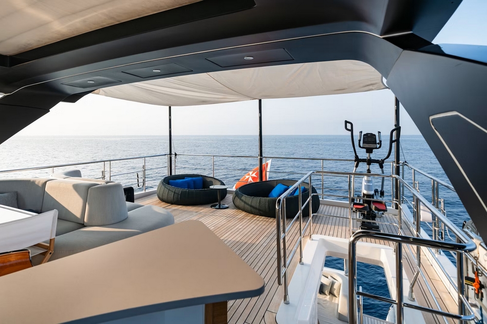 08_AZIMUT88Grande_ext_flybridge2