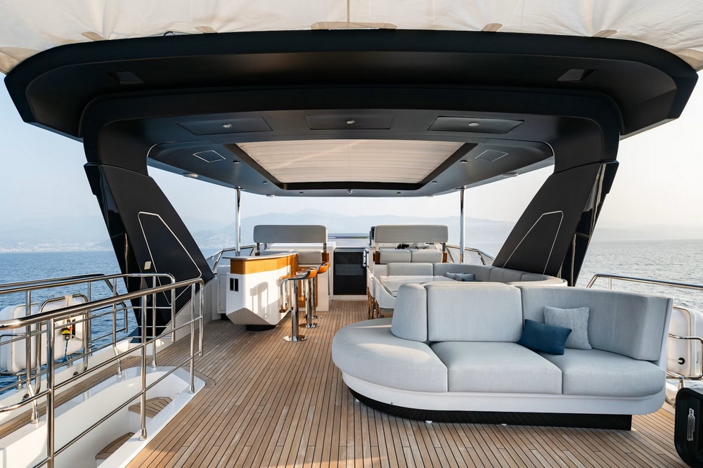 09_AZIMUT88Grande_ext_flybridge3