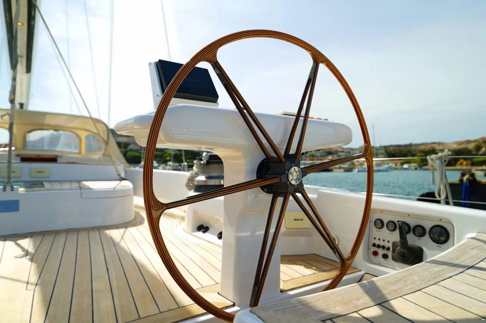 09_WALLY100_ext_cockpit2