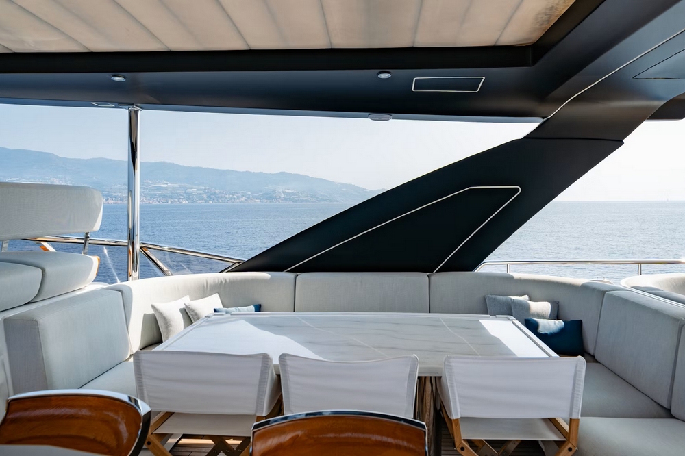 10_AZIMUT88Grande_ext_flybridge4