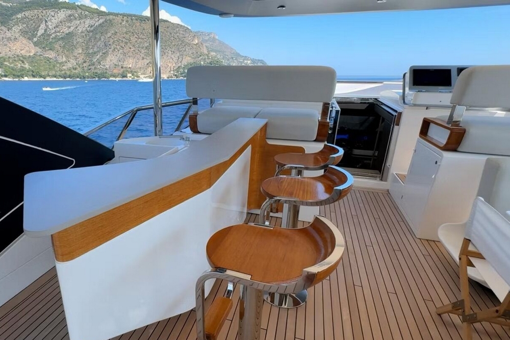 11_AZIMUT88Grande_ext_flybridge5