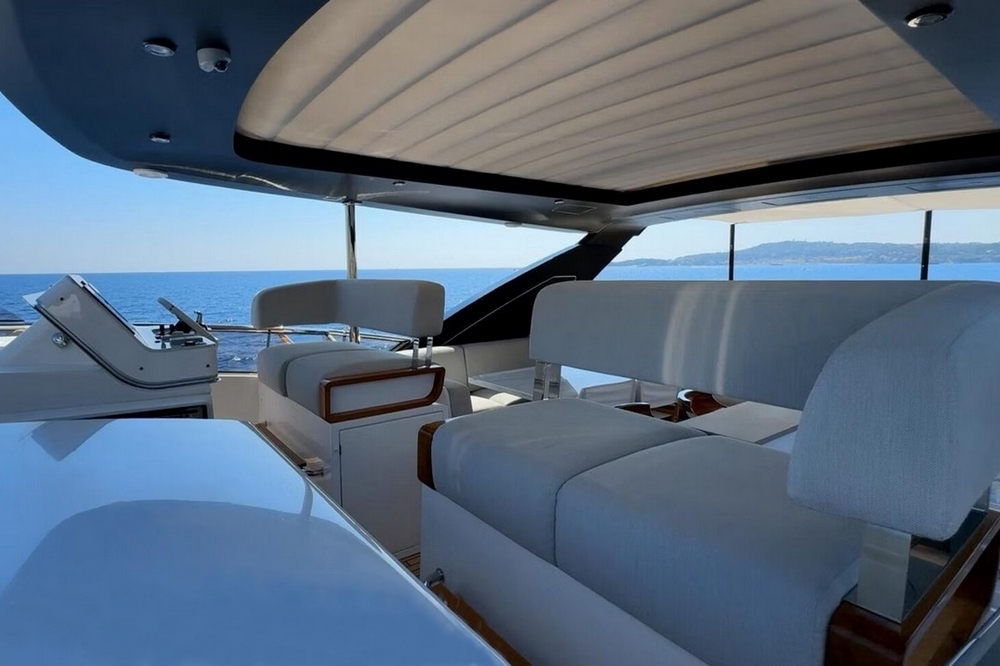12_AZIMUT88Grande_ext_flybridge6