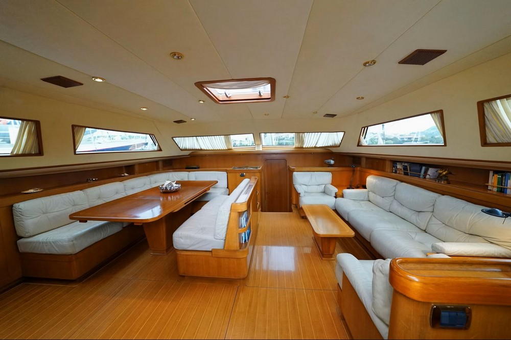 14_WALLY100_int_saloon3