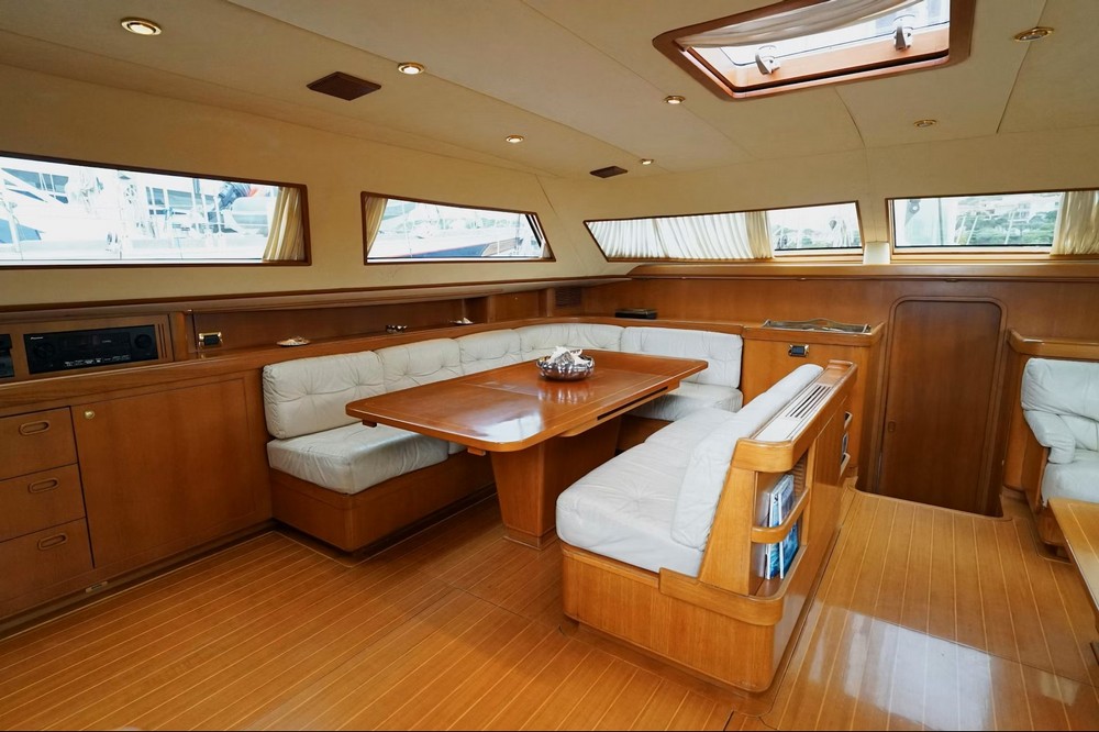 18_WALLY100_int_saloon7