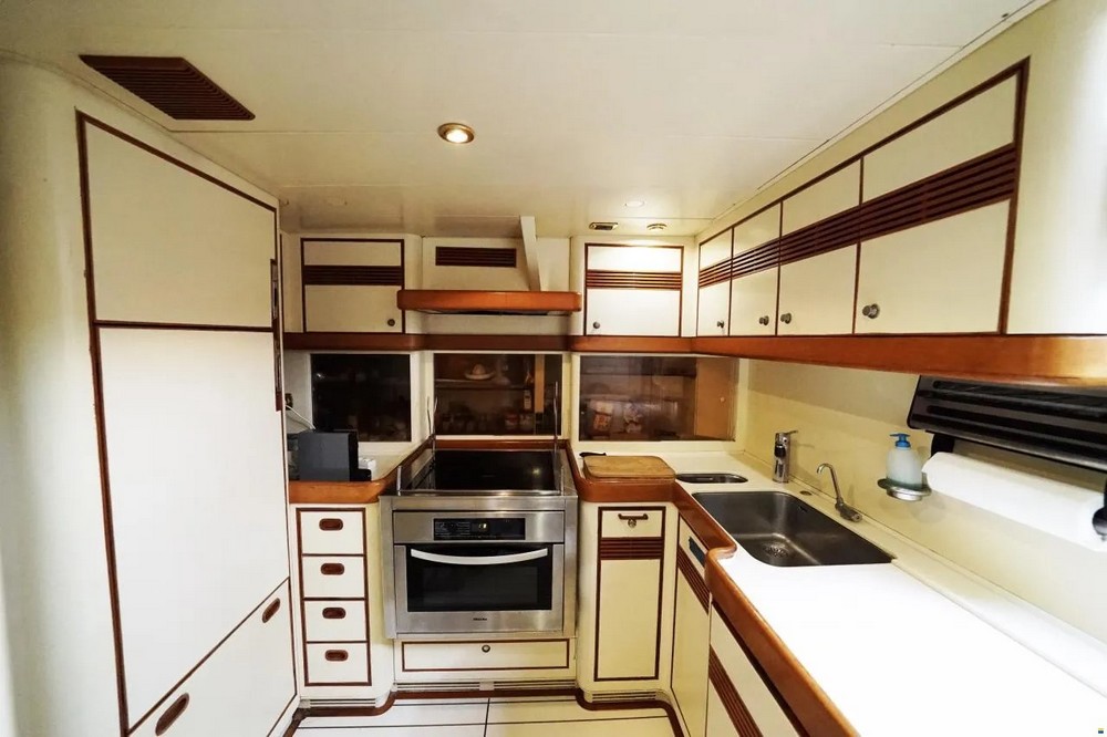 20_WALLY100_int_galley1