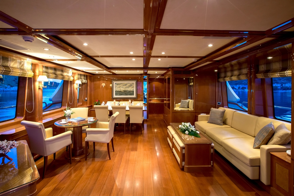 21_BENETTI85Legend_int_saloon1
