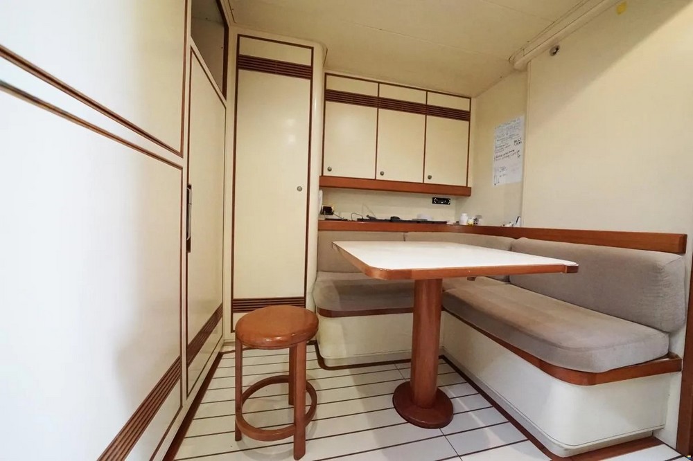 21_WALLY100_int_galley2