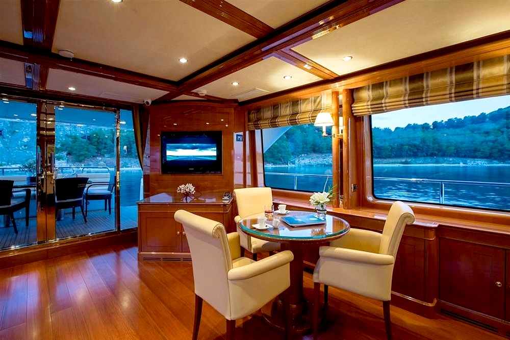 22_BENETTI85Legend_int_saloon3