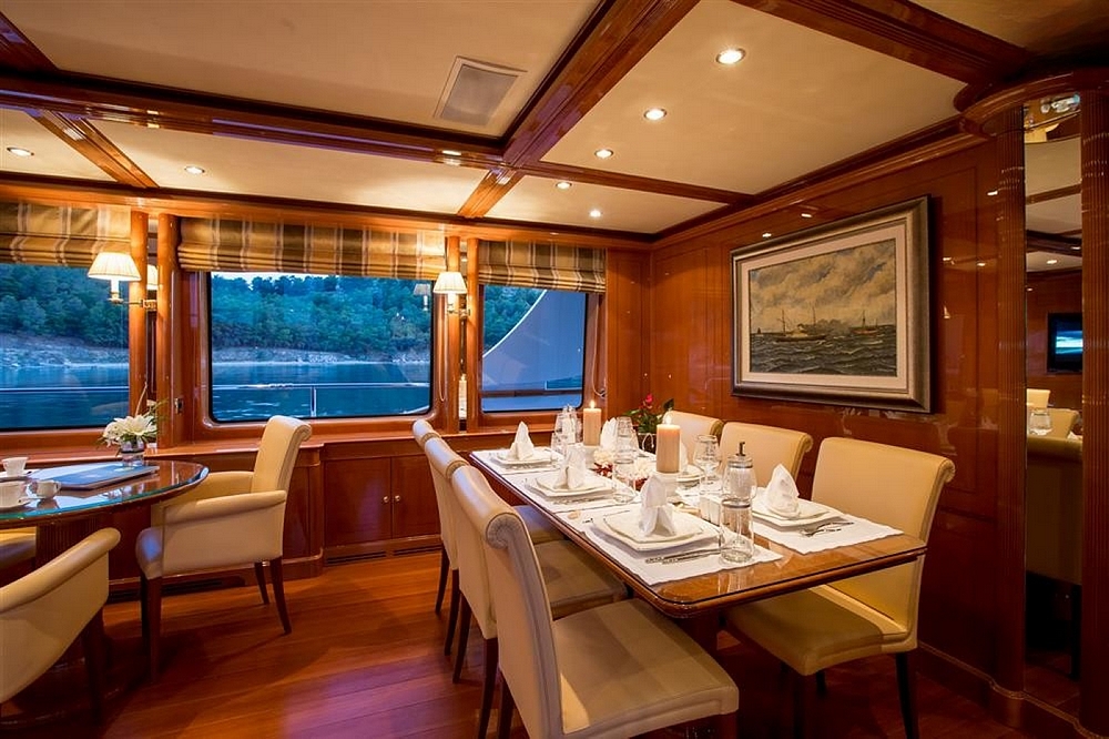 23_BENETTI85Legend_int_saloon4