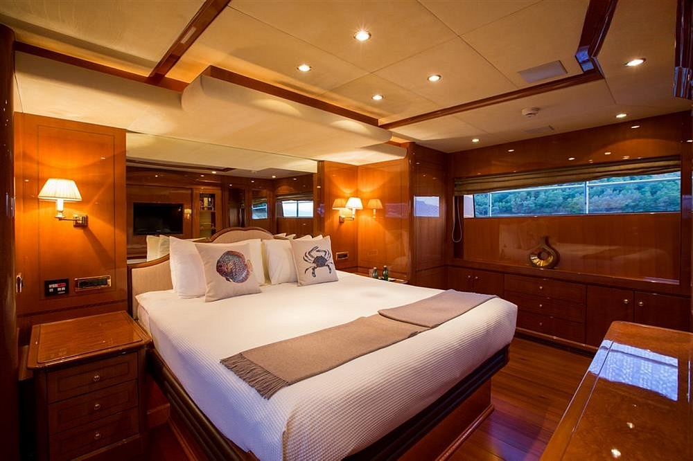 25_BENETTI85Legend_int_cabin_owner1