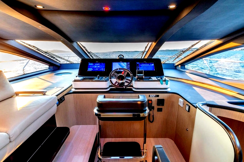 26_AZIMUT88Grande_int_wheelhouse1