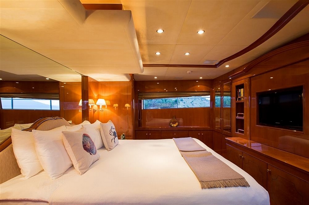 26_BENETTI85Legend_int_cabin_owner2