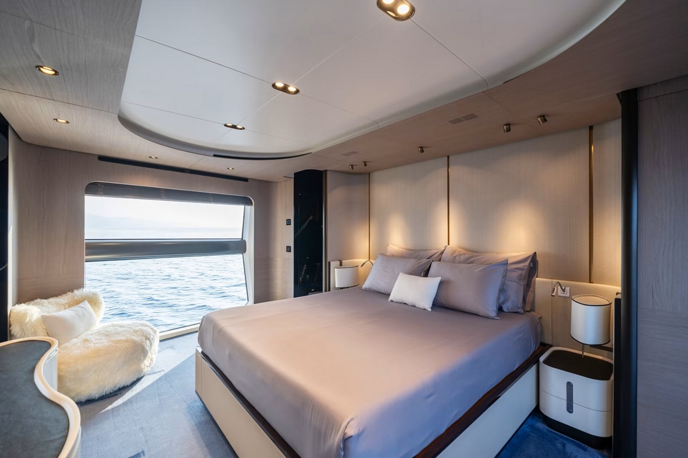27_AZIMUT88Grande_int_cabin_owner1