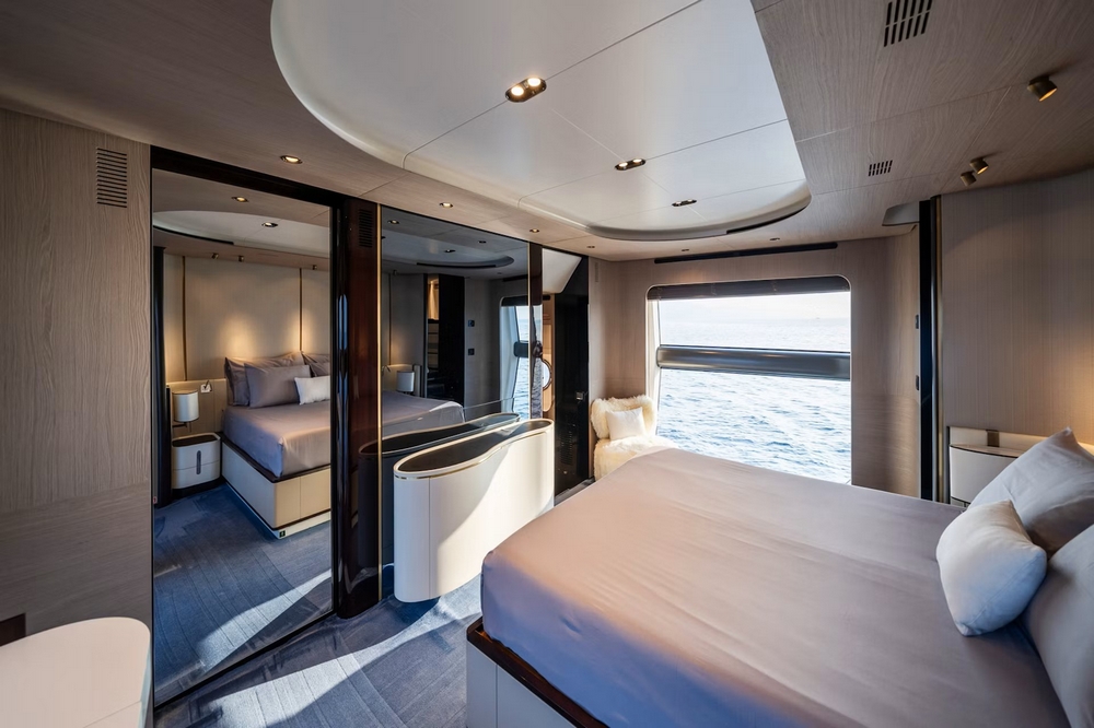 28_AZIMUT88Grande_int_cabin_owner2