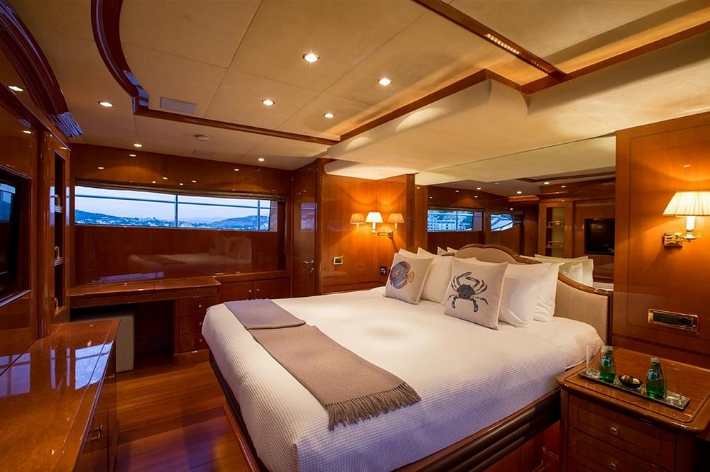 28_BENETTI85Legend_int_cabin_owner4