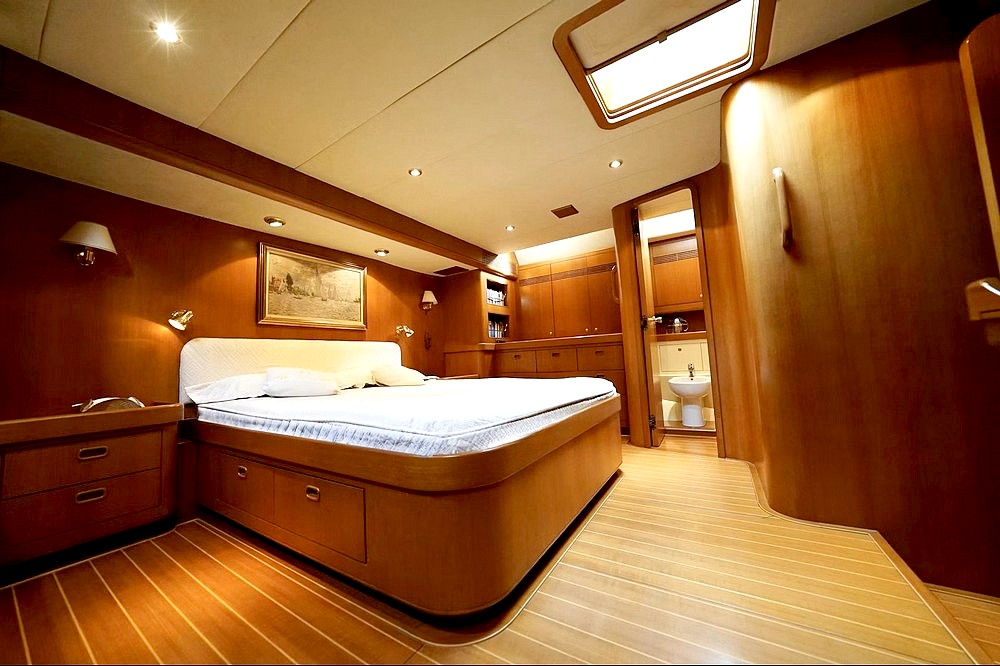 28_WALLY100_int_cabin_owner2