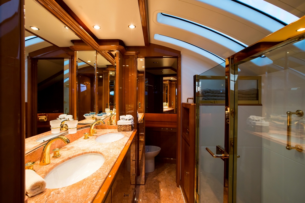29_BENETTI85Legend_int_cabin_owner5