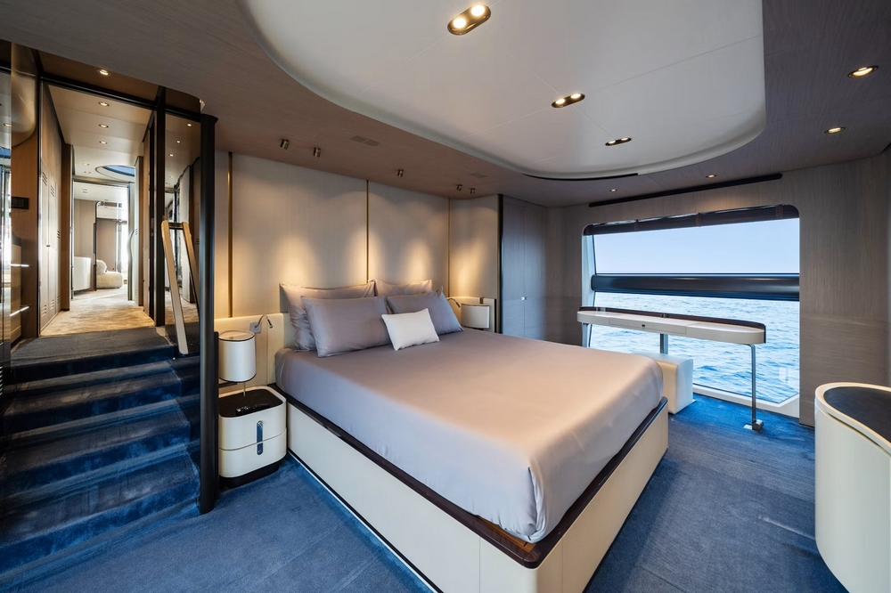 30_AZIMUT88Grande_int_cabin_owner4