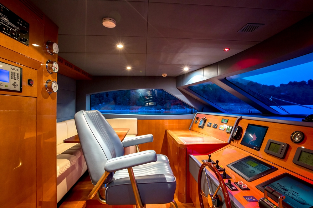 30_BENETTI85Legend_int_wheelhouse