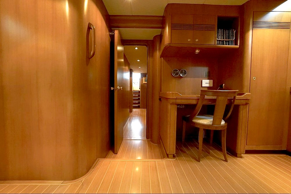 30_WALLY100_int_cabin_owner4