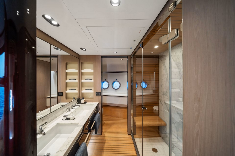 31_AZIMUT88Grande_int_cabin_owner5