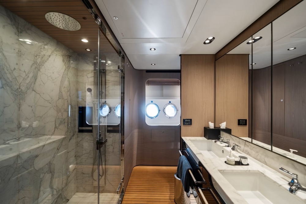 32_AZIMUT88Grande_int_cabin_owner6