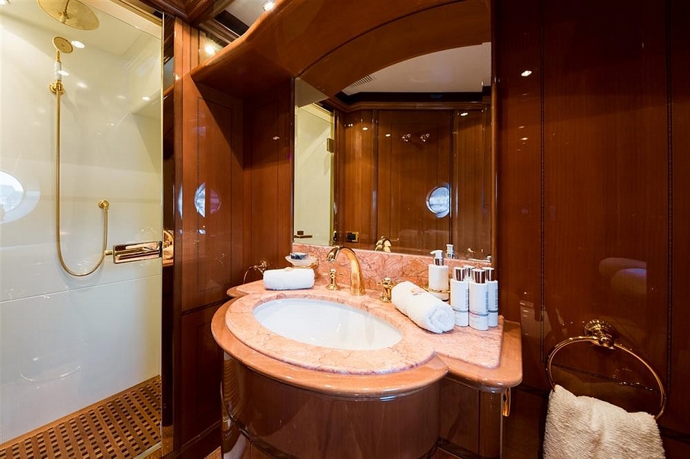 32_BENETTI85Legend_int_cabin_guest1.3