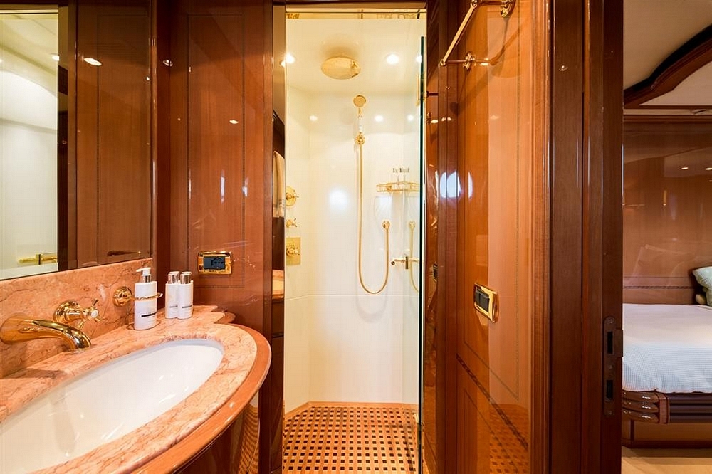 34_BENETTI85Legend_int_cabin_guest2.3