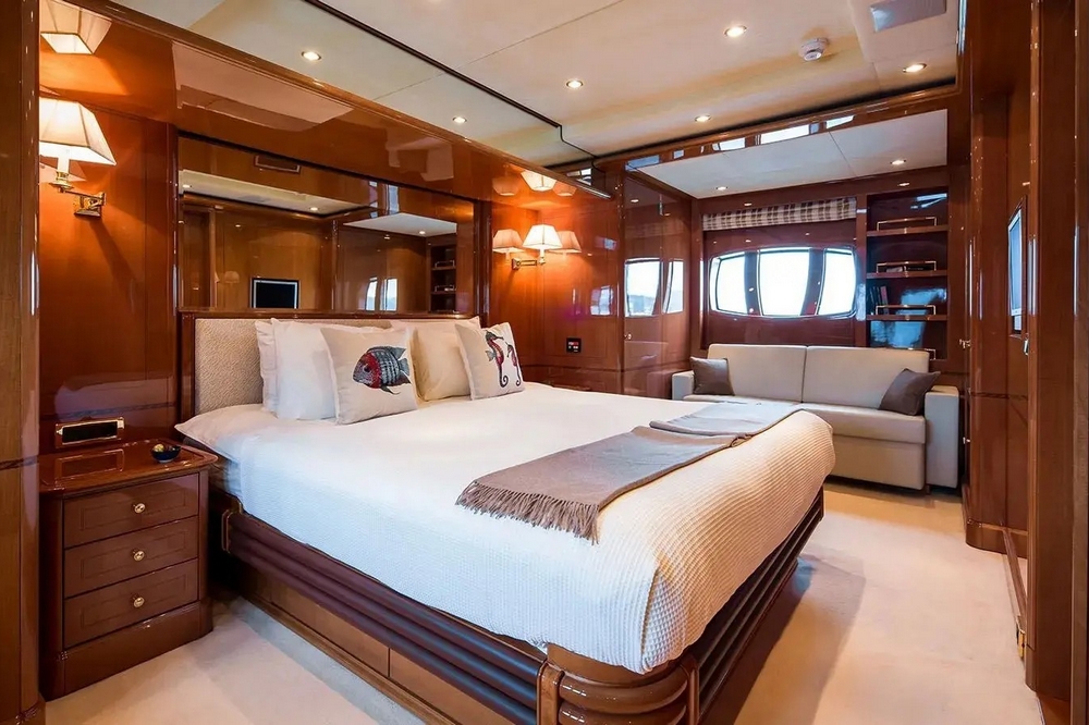 35_BENETTI85Legend_int_cabin_vip1