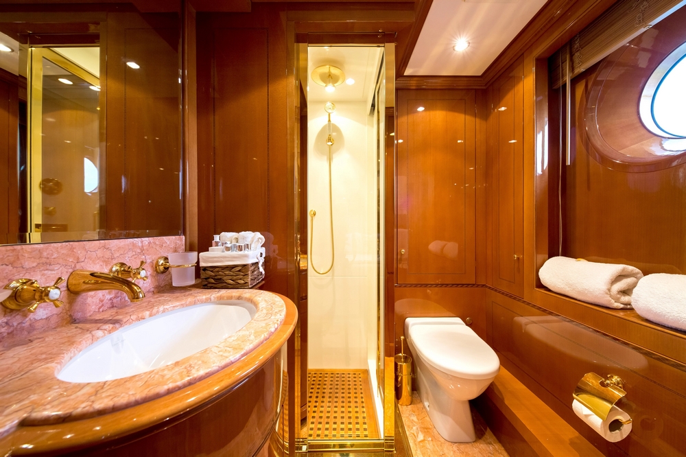 37_BENETTI85Legend_int_cabin_vip3