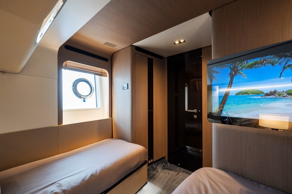 39_AZIMUT88Grande_int_cabin_guest_twin3