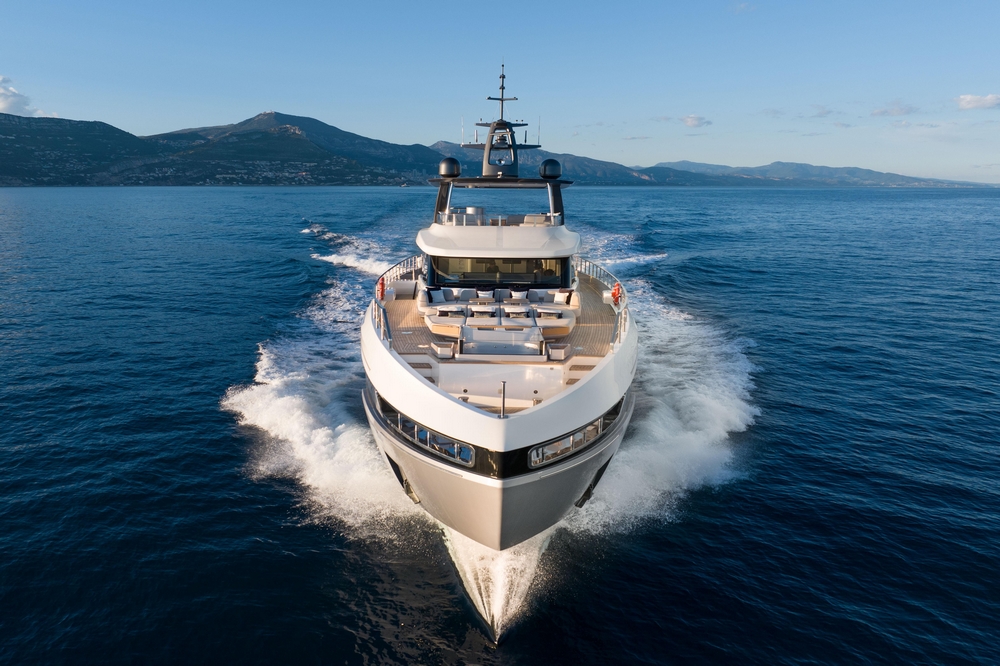 02_AZIMUT115Grande_ext_cruising2