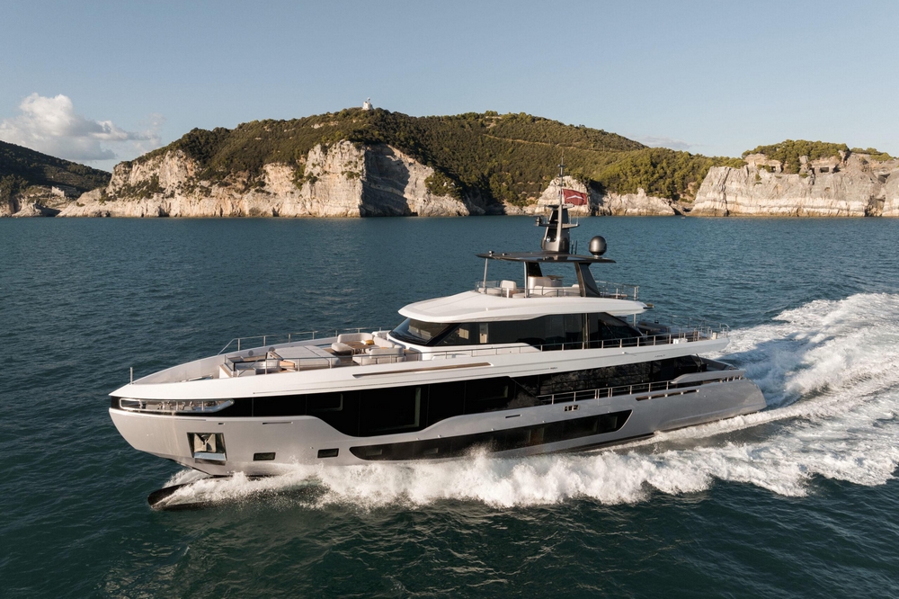 03_AZIMUT115Grande_ext_cruising3