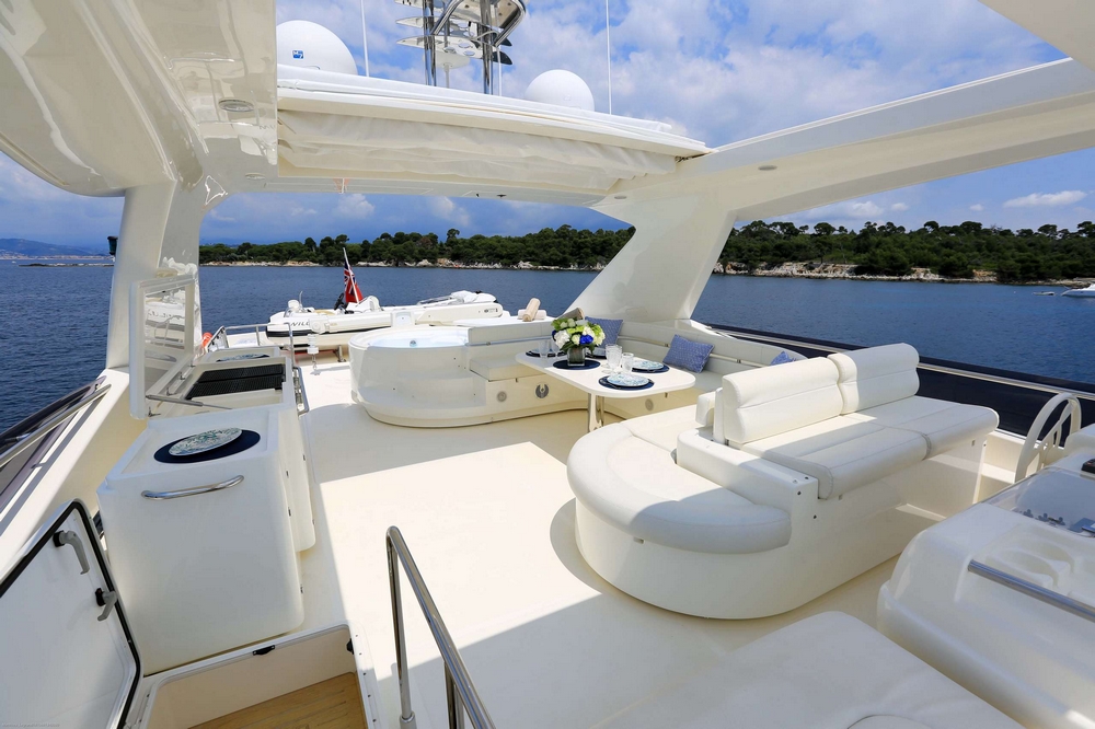 03_FERRETTI830_ext_flybridge1