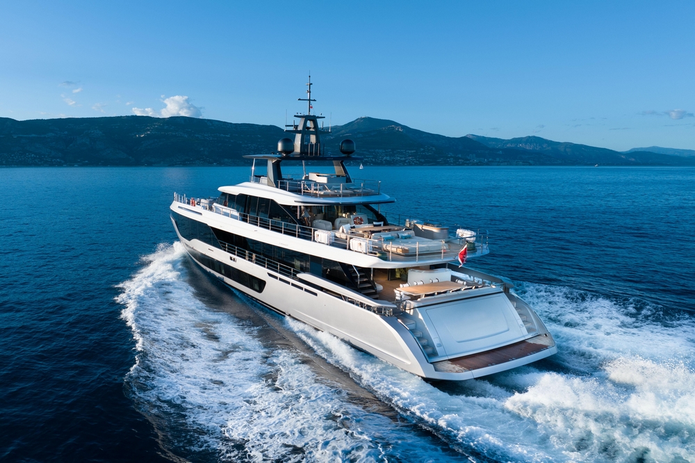 04_AZIMUT115Grande_ext_cruising4