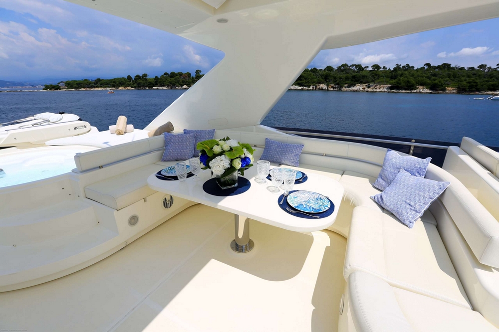 06_FERRETTI830_ext_flybridge4