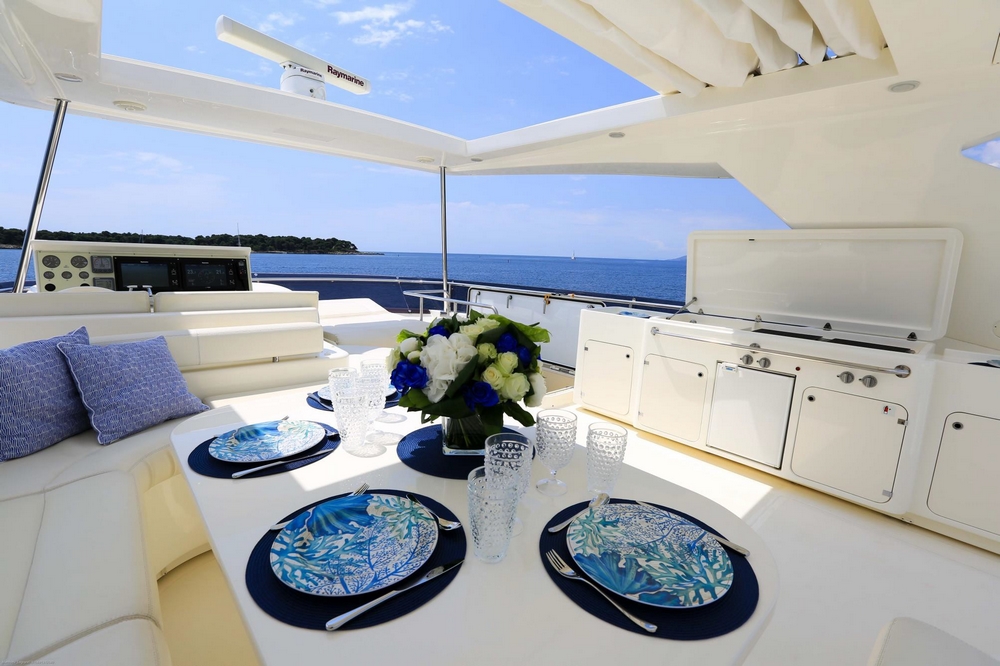 07_FERRETTI830_ext_flybridge5