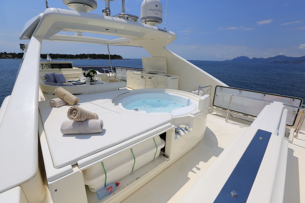 08_FERRETTI830_ext_flybridge6