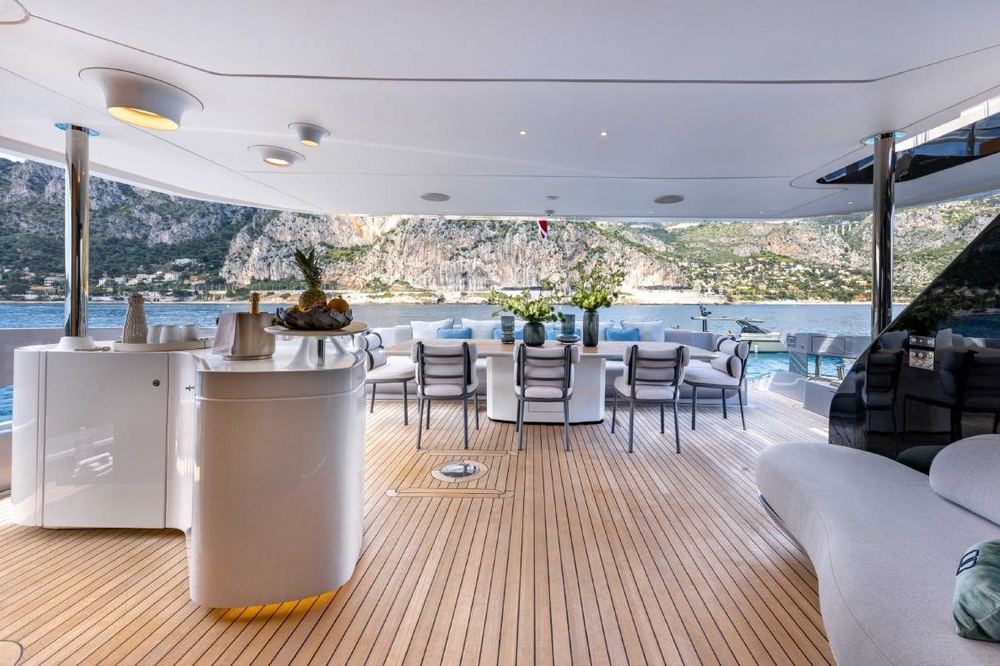 13_AZIMUT115Grande_ext_cockpit1