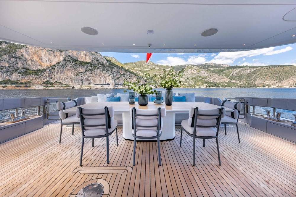 14_AZIMUT115Grande_ext_cockpit2