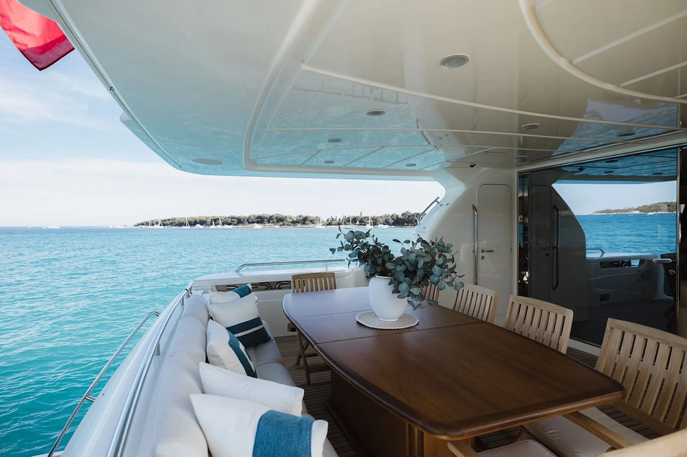 15_FERRETTI830_ext_cockpit1