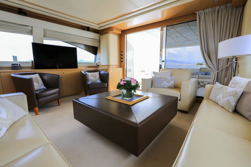 17_FERRETTI830_int_saloon1