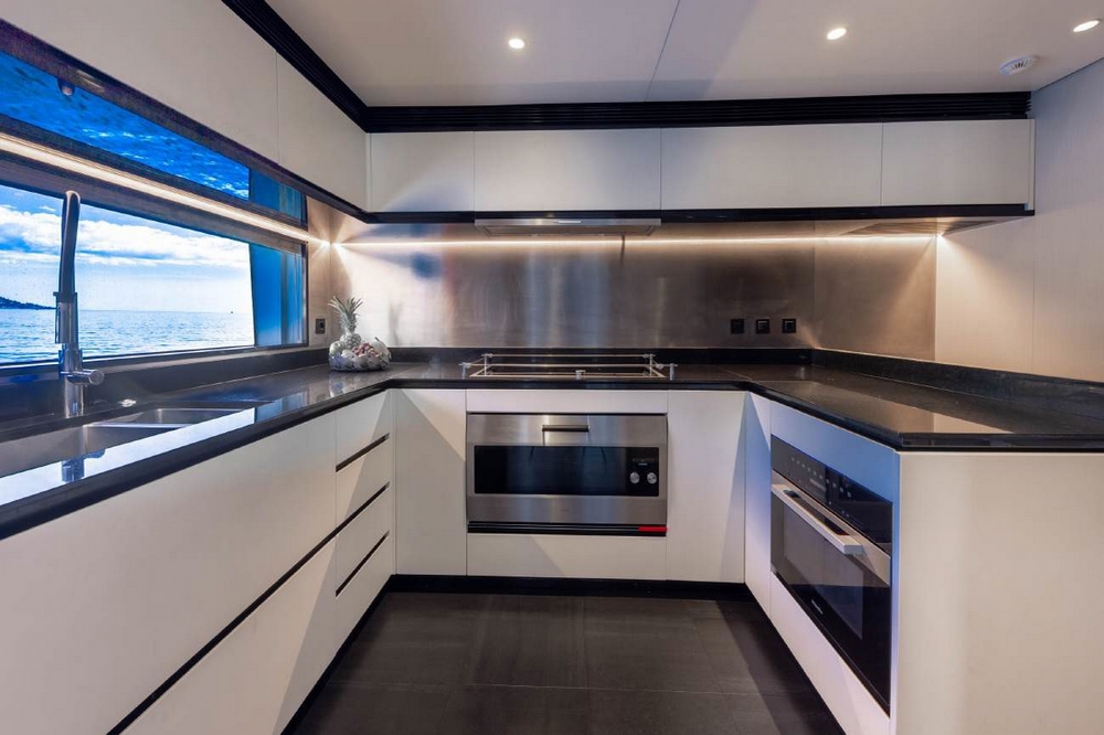 18_AZIMUT115Grande_int_galley