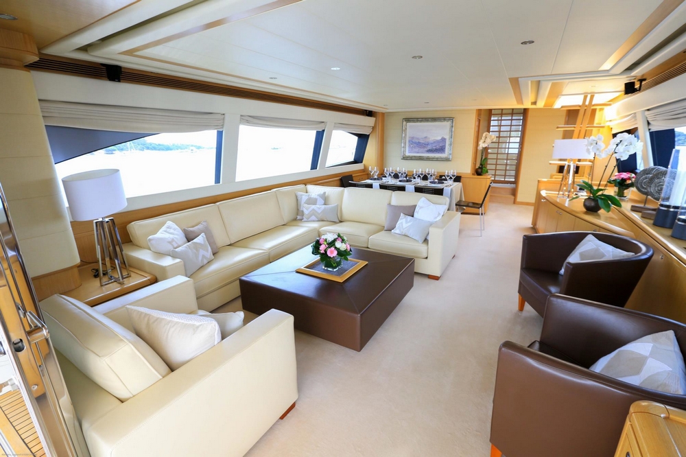 18_FERRETTI830_int_saloon2
